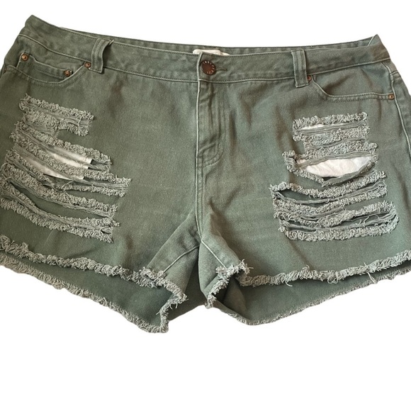 FIREVER 21 SHORTS SIZE 14  GREEN DISTRESSED - Picture 4 of 8